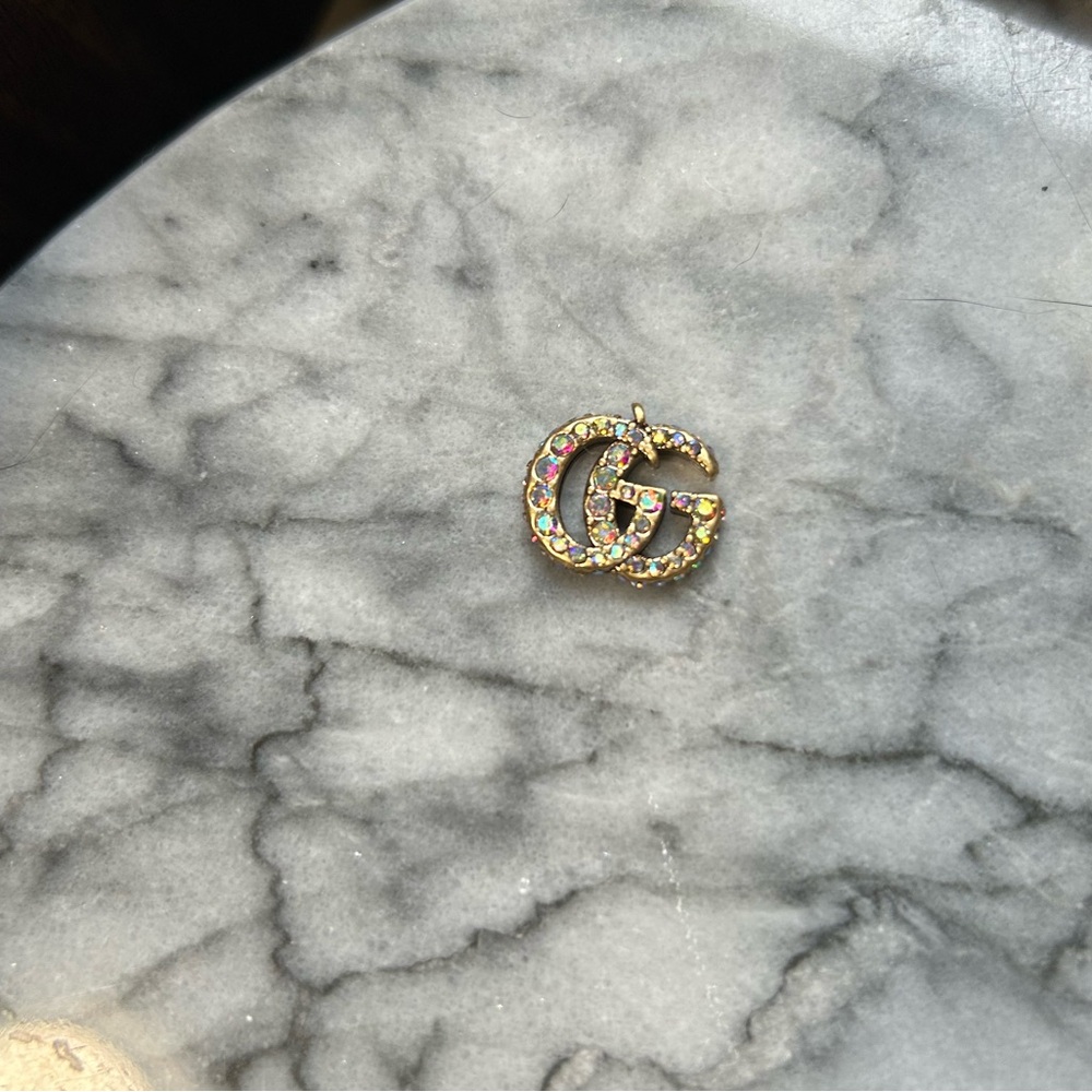 GUCCI GG Logo Charm - Gold / Iridescent